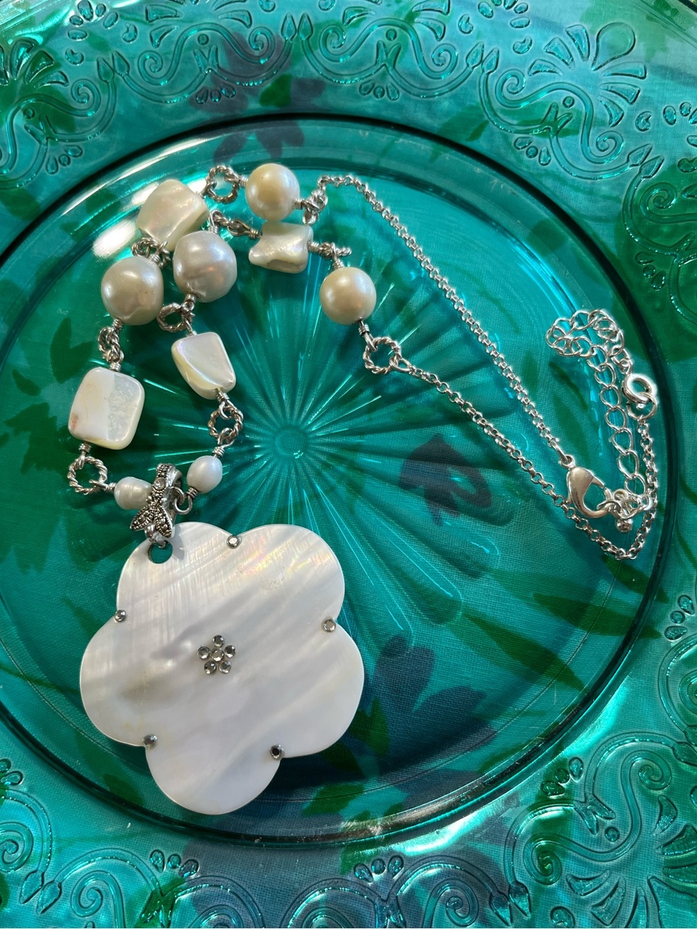 Vintage Avon Unsigned Mother of Pearl Silver Tone Metal Costume Jewelry Necklace